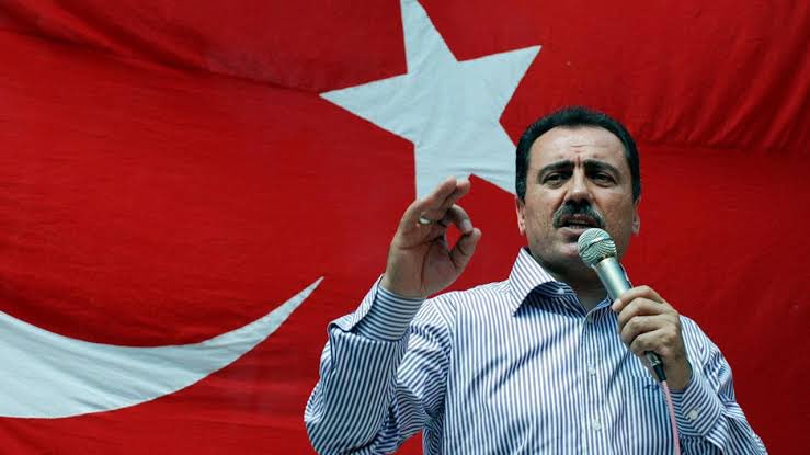 aykiri's tweet photo. MİT, “Ajanlık faaliyeti” kapsamında gözaltına aldığı eski emniyet mensubu İsmail KAYA'nın 2017 yılında FETÖ'den ihraç edildiği ve aynı zamanda 2020 yılında Muhsin Yazıcıoğlu davasında Yazıcıoğlu'nun sağ olarak hastaneye götürüldüğüne dair arama-kurtarma faliyetlerinin sonlandırılmasına neden olan bilgi notunu 81 ilin istihbarat şube müdürlüklerine çeken isim olduğu ortaya çıktı.