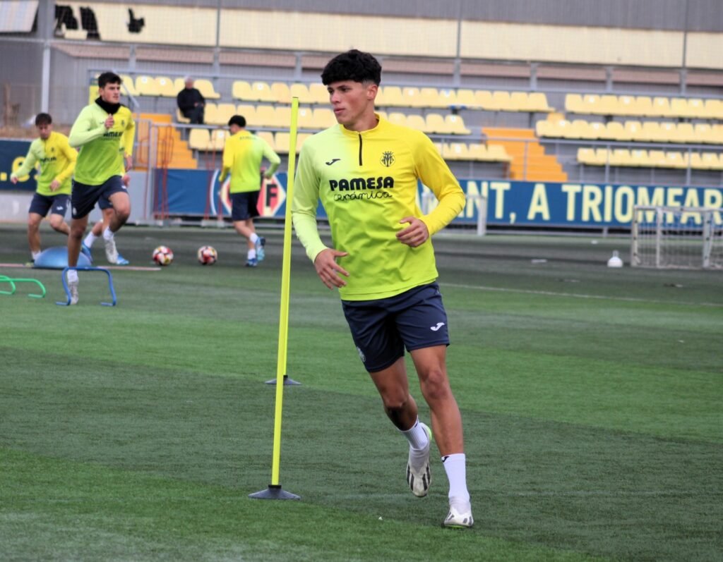 xavi_jorquera's tweet photo. 𝔻𝔸ℕ𝕀 𝔹𝕌𝔻𝔼𝕊ℂ𝔸 𝕊𝕀𝔾𝕌𝔼 ℝ𝕆𝕄ℙ𝕀𝔼ℕ𝔻𝕆 𝔹𝔸ℝℝ𝔼ℝ𝔸𝕊

👏El lateral murciano fue TITULAR POR 1ª VEZ con el Villarreal 'C' en el encuentro ante el CD Soneja (77')

💪Con solo 17 años, 1 convocatoria con el 1er equipo, 2 partidos con el C y TITULARÍSIMO en el Juv A https://t.co/opTe8JCf9J