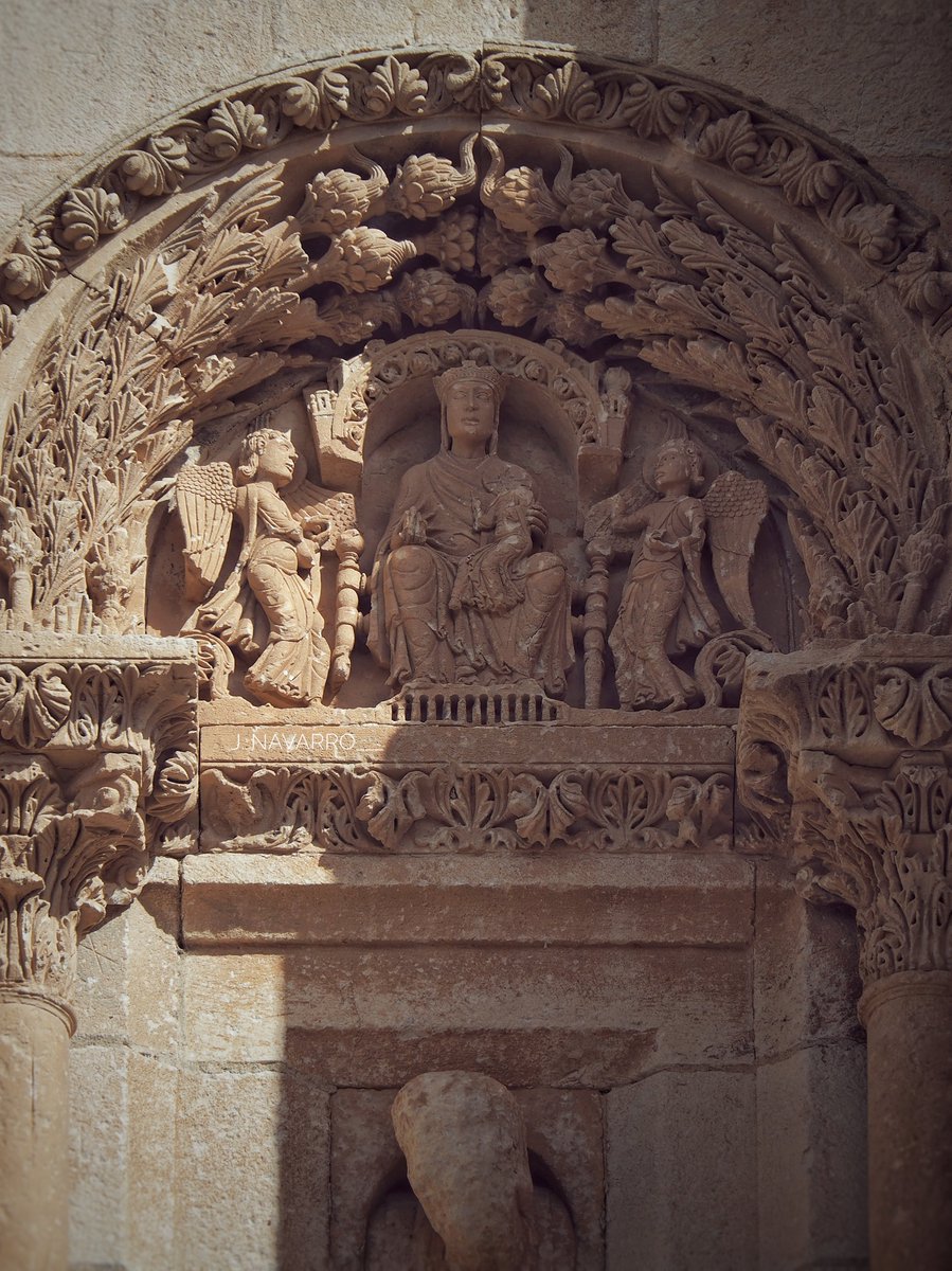 Si bien la #catedral de #Zamora no es muy pródiga en escultura, la única puerta románica que resta del edificio inicial, de la segunda mitad del XII, muestra dos tímpanos de excepcional calidad. Destaca una Virgen, sedes sapientiae, a la derecha del ingreso. #FelizLunes