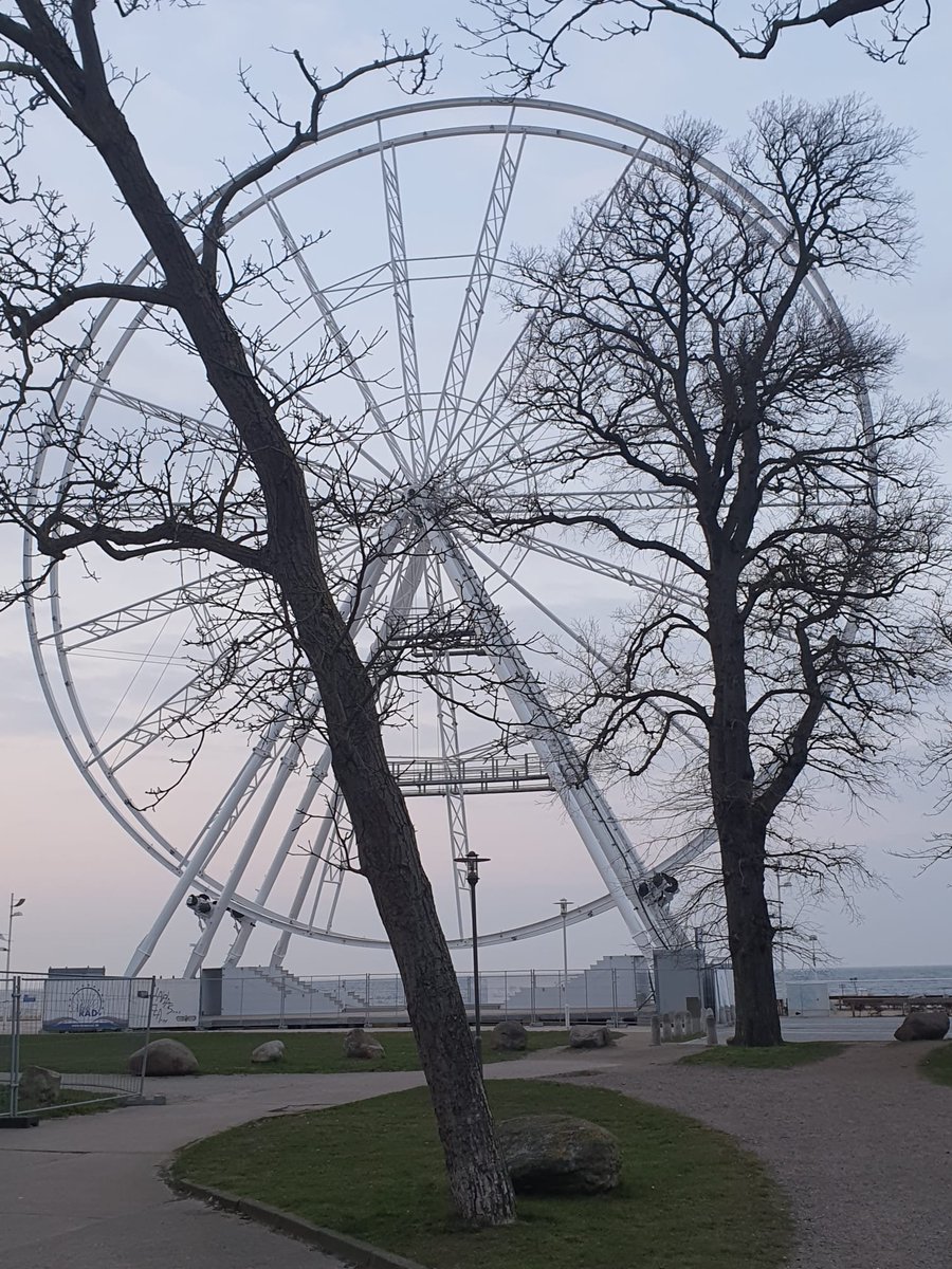 wellpresso's tweet image. #IchWarDa : Und die #Gondeln trugen auch #Trauer - irgendwo hinterlegt, bis diese evtl. wieder das #RiesenRad am #BalticPlatz bestücken können

#promenade