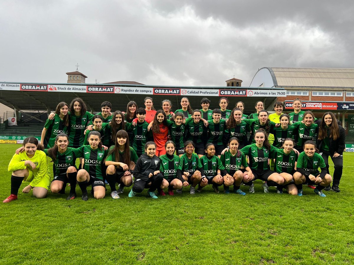 👩‍👩‍👧‍👧 ¡Todas las jugadoras del Sestao River de todas las categorías posaron ayer en Las Llanas!

📸 ¡Qué foto para el recuerdo!

#GoazenRiver