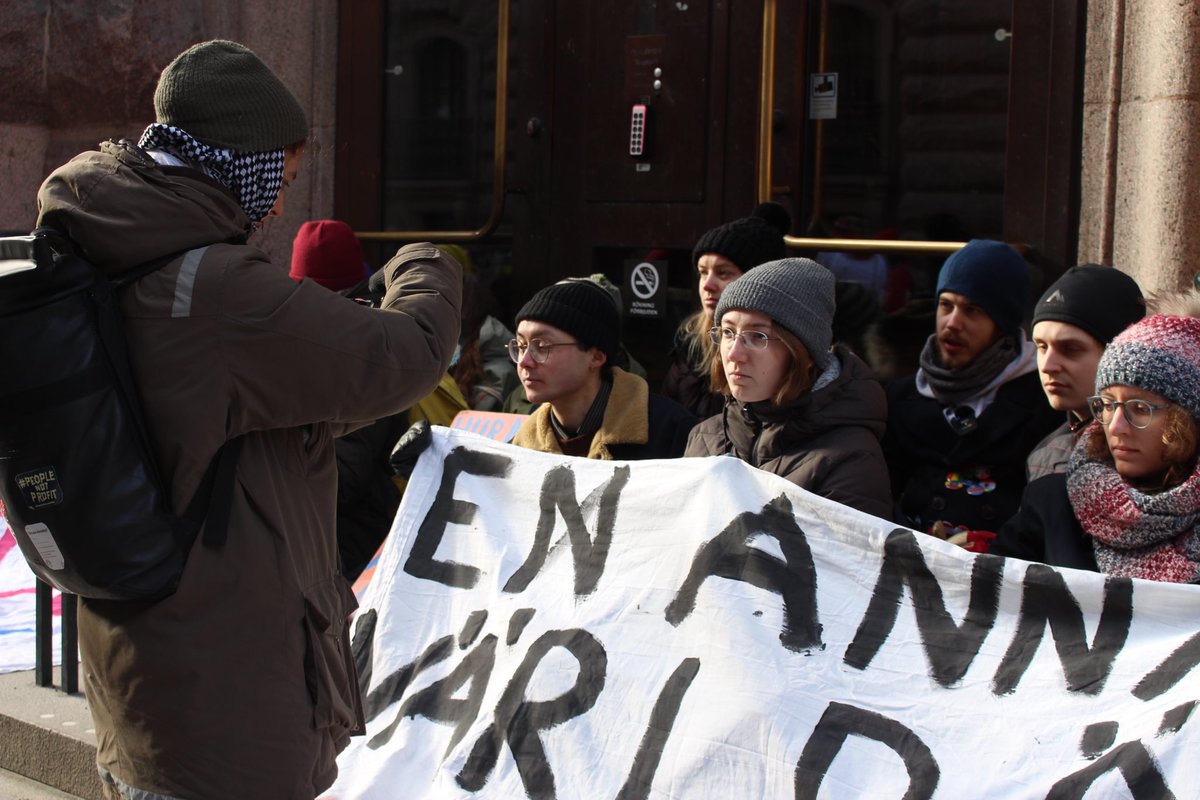 YOUNG PEOPLE BLOCK THE SWEDISH PARLIAMENT FOR CLIMATE JUSTICE Young people are sitting in front of the Swedish parliament and peacefully blocking entrances. They do this to draw attention to the existential crises we face, and to demand climate justice. Thread 1/7