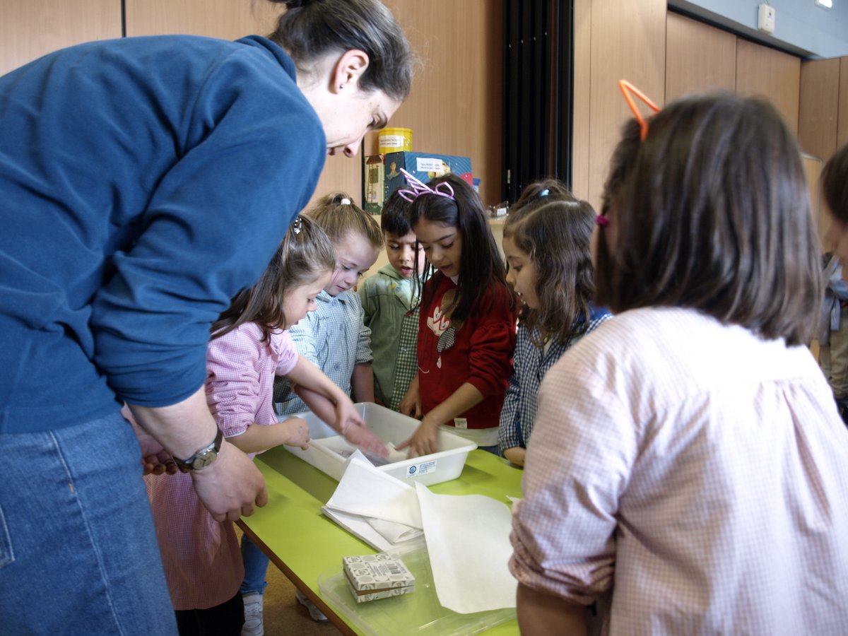 Con motivo del #8marzo2024 varias compañeras nos hemos acercado al Colegio Público de Cabueñes para dar un taller de gyotaku a los alumnos de infantil. ¡Menudos artistas nos hemos encontrado! 🐟🐡🐠🖌️