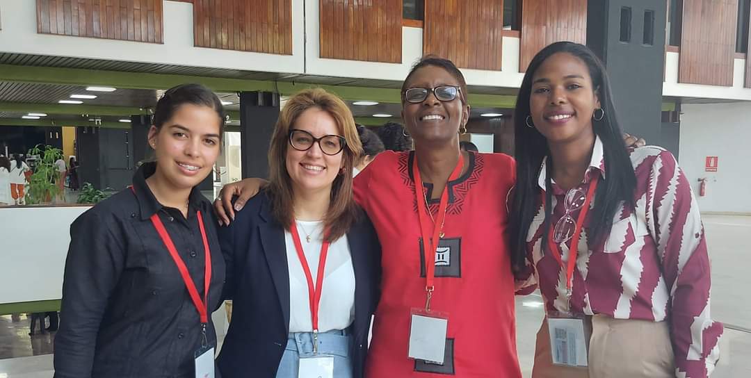 Concluyó #XICongresoFMC con llamado del Presidente @DiazCanelB a que mujeres cubanas continúen liderando proyectos para desarrollo del país. Nuestra #DiplomaciaRevolucionaria estuvo representada por embajadoras @YairaJR y @xiques1502 y jóvenes Melissa Bascomb y Adriana Amores.