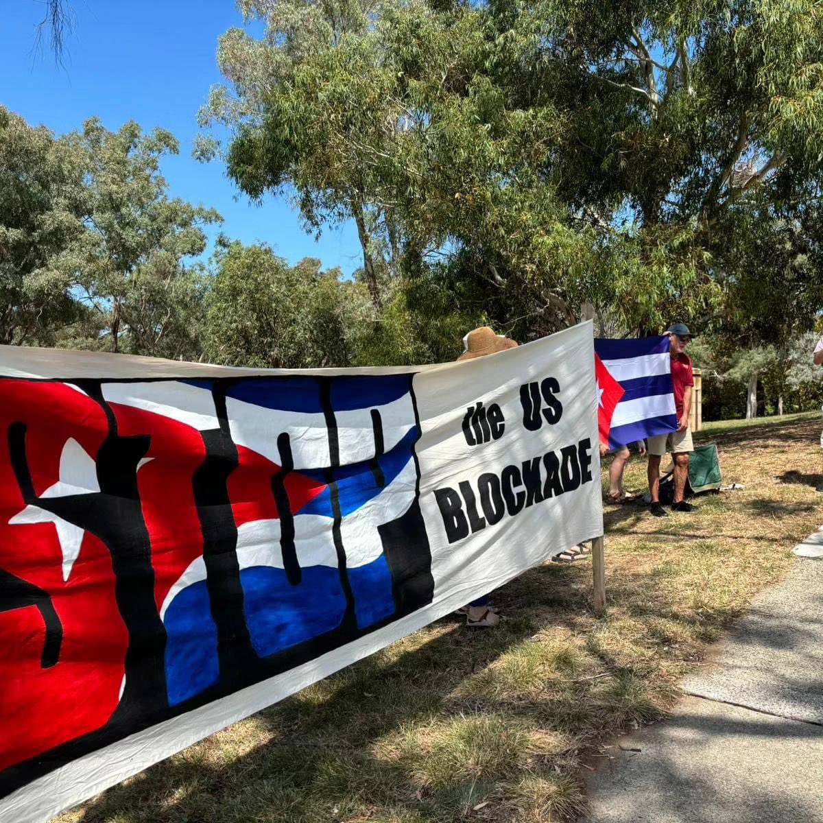 Friends of #Cuba call for an end to the #GenocidalBlockade vs Cuba in #Canberra. Australia
Thank you for all the support and solidarity with the Cuban people.