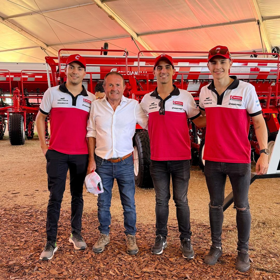 Crucianelli (@crucianelliok) on Twitter photo Junto al equipo de Crucianelli GC Competición en Expoagro en 2024 💪🏻🏎️
<a href="/crucianelliok/">Crucianelli</a>
<a href="/Expoagrocom/">Expoagro</a>
<a href="/GCcompeticion/">Crucianelli GC</a> Junto al equipo de Crucianelli GC Competición en Expoagro en 2024 💪🏻🏎️
<a href="/crucianelliok/">Crucianelli</a>
<a href="/Expoagrocom/">Expoagro</a>
<a href="/GCcompeticion/">Crucianelli GC</a>