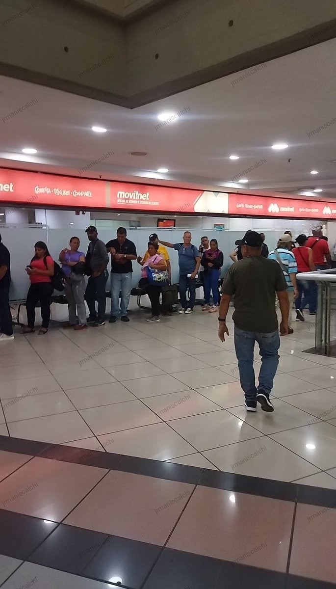 jrmaniscalchi's tweet photo. Mañana del sábado 9 de marzo. Después de una larga cola de 60 personas en el CC. El recreo en CCS  😁 pude gestionar el reemplazo de simcard 💳 a #4G📱 de @SomosMovilnet_ totalmente gratis. @Info_Movilnet https://t.co/wdCwj6piJW