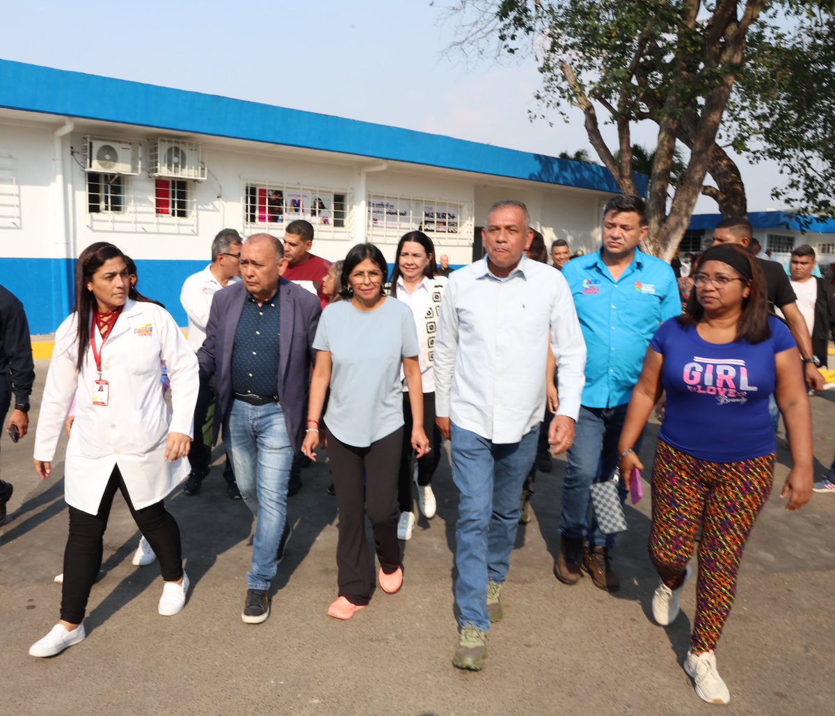 insomujer_sucre's tweet photo. #Enterate || Vicepresidenta Ejecutiva @delcyrodriguezv supervisa labores de las #Bricomiles en el #CDI y Sala de Rehabilitación Castillito en el estado Bolívar.

@GPintoVzla
#PuebloVenezolanoLeal
#SucreSeLaJuegaConNicolás https://t.co/XIJcmwnJkK