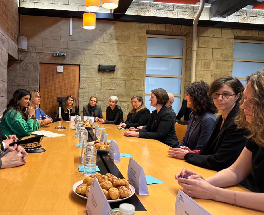 [08.03.2024] - À l’occasion de la journée des droits des femmes, venue de <a href="/priscathevenot/">Prisca THEVENOT</a> porte parole du <a href="/gouvernementFR/">Gouvernement</a> au TJ de Brive la Gaillarde : 
➡️📸 Visite de l’exposition Clichés de Femmes 
➡️⚖️ Temps d’échange avec les magistrats sur les initiatives locales