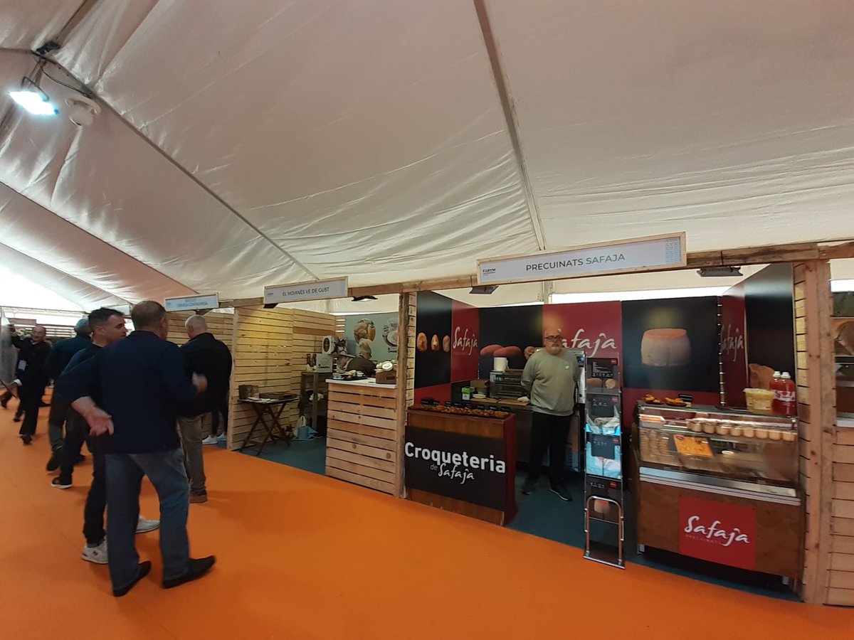 comarcamoianes's tweet image. Al @ForumGastroGi, tres dies promocionant els productes del #Moianès, amb Precuinats Safaja de #SantQuirzeSafaja, Formatges Caterí de #Calders, Vedella La Bassola de #Castellterçol i làctics El Canadell de #SantaMariadOlo.
El Moianès ve taaaan de gust!!