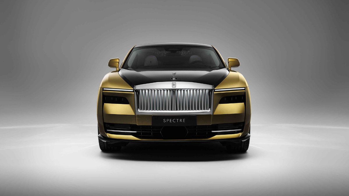 ecarapptr's tweet photo. Rolls Royce Spectra, tam 110 kişinin sırayla bu muazzam aracı beklemesi, büyük bir ilgi uyandırdığının bir göstergesi.

Spectra'nın fiyatı, birçok kişiyi şaşırtacak cinsten. Bu araç gerçekten bu kadar yüksek bir fiyatı hak ediyor mu?
#elektrikliaraç #ecar #rollsroyce #spectra https://t.co/ICFGGxYxRc