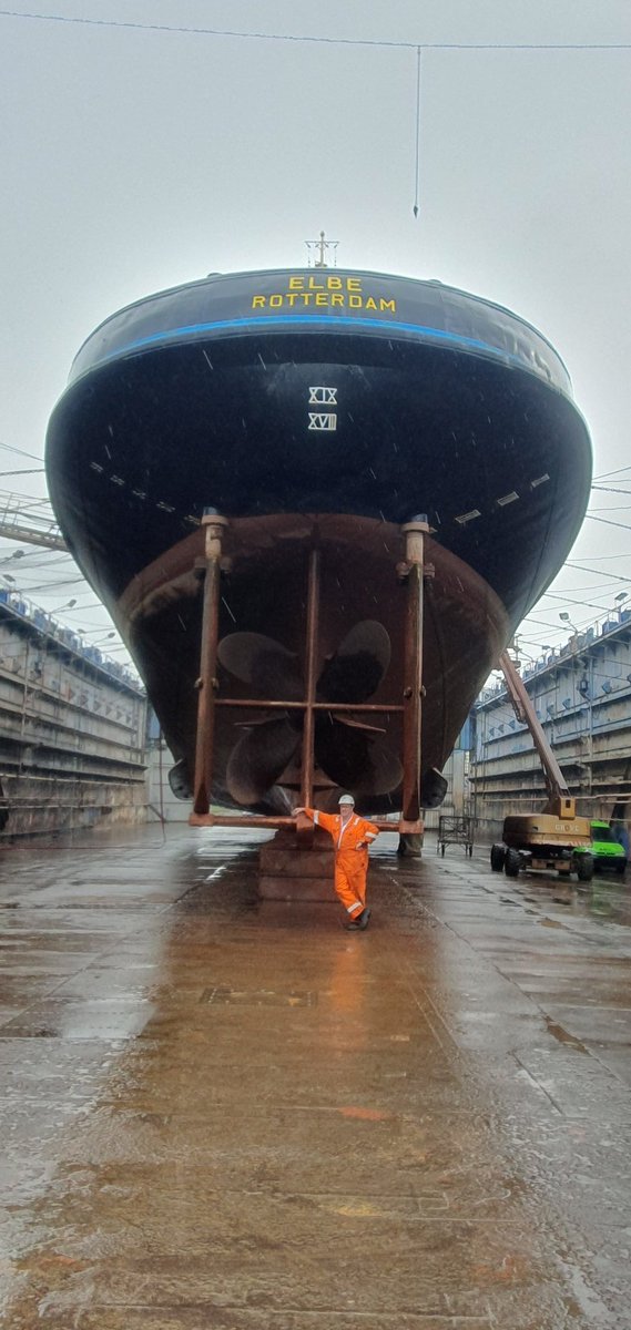 Als je in het droogdok gaat is het gewoonte om bij de schroef te poseren. Komt 'ie dan <a href="/elbe1959/">Zeesleper Elbe</a>