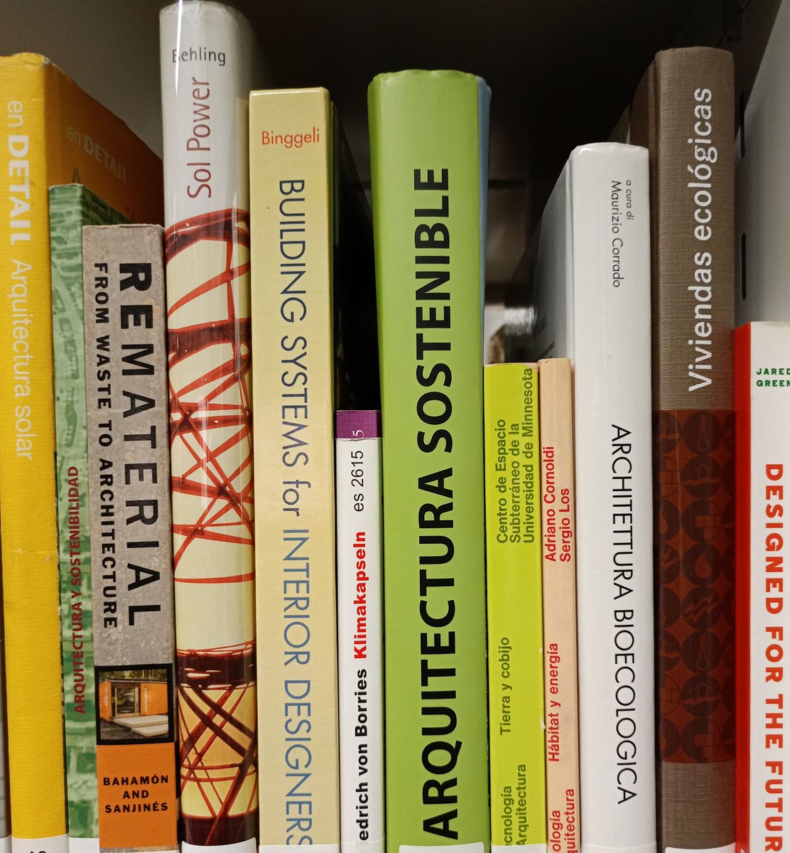 📚Directament dels nostres #prestatges, alguns #llibresdedisseny d'#arquitecturasostenible.

#estantes  #bookshelves #librosdediseño #designbooks #arquitectura #architecture #sostenibilitat #sustainablearchitecture #dissenyecològic #diseñoecologico #sustainabledesign