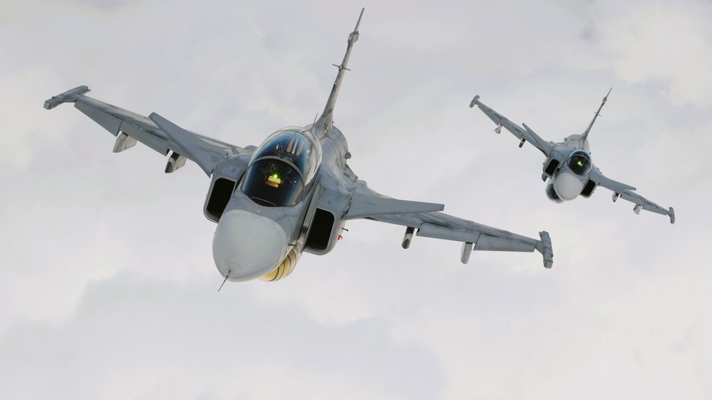 ArmadaCR's tweet photo. 25 let ČR v NATO

Zítra v 10:30 připomene přelet vojenských letounů. Při průletu v letové hladině 200 metrů vám budeme na téměř dotek. Budeme mávat, vy foťte! https://t.co/mFgt7SGs7M