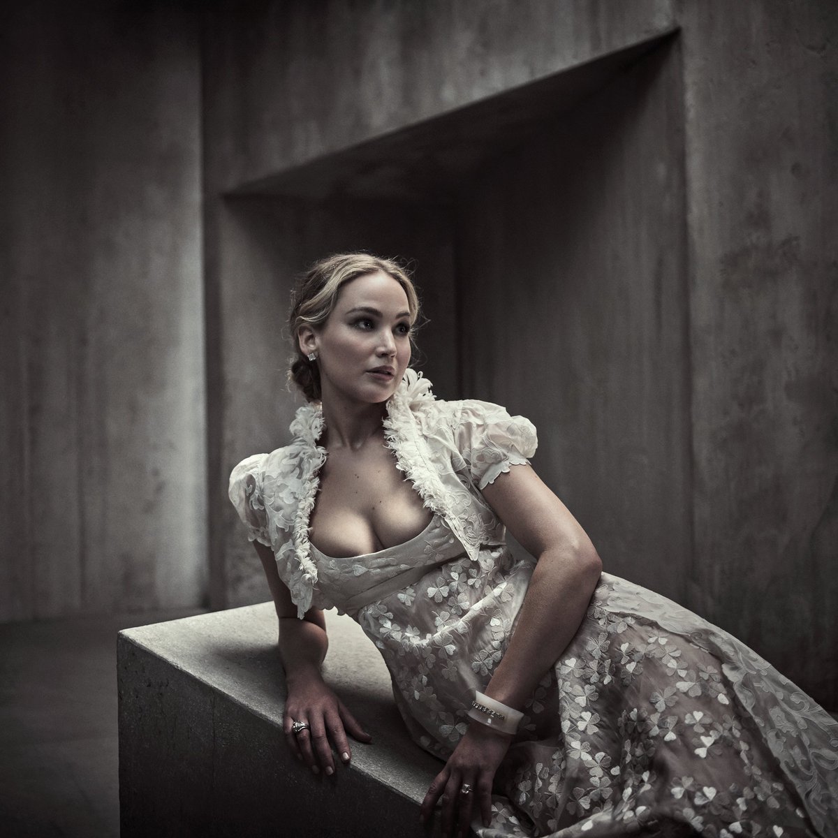 Jennifer Lawrence takes a seat inside the #VFOscars portrait studio.
▪️ by Mark Seliger.