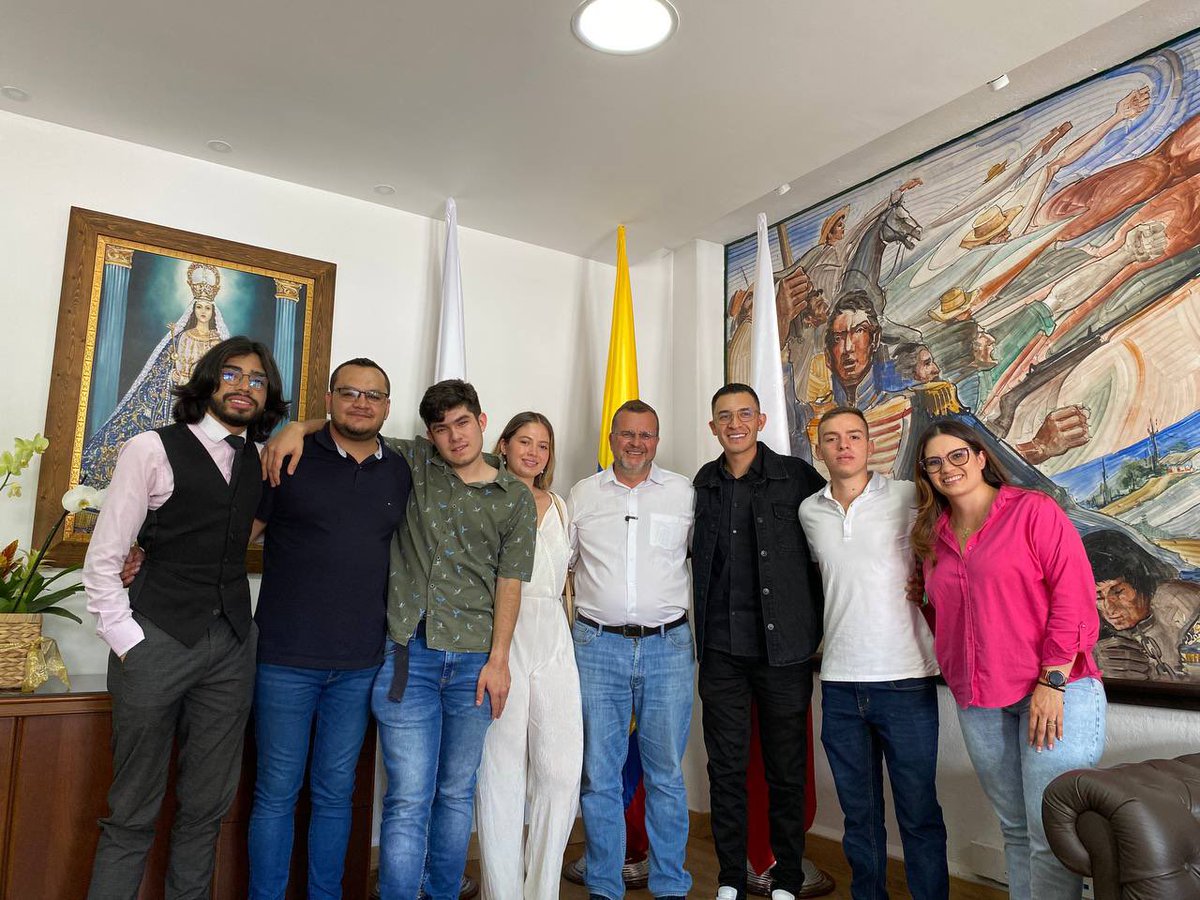 jorgerivasu's tweet photo. Tuve el honor de tomar juramento a los recién nombrados consejeros municipales de juventud. En colaboración con ellos, nos comprometemos a trabajar y a coordinar eficazmente la administración con los jóvenes.🙌🏼 Reconocemos su vital importancia en la construcciónde nuestra ciudad. https://t.co/4MahGvH5Ax