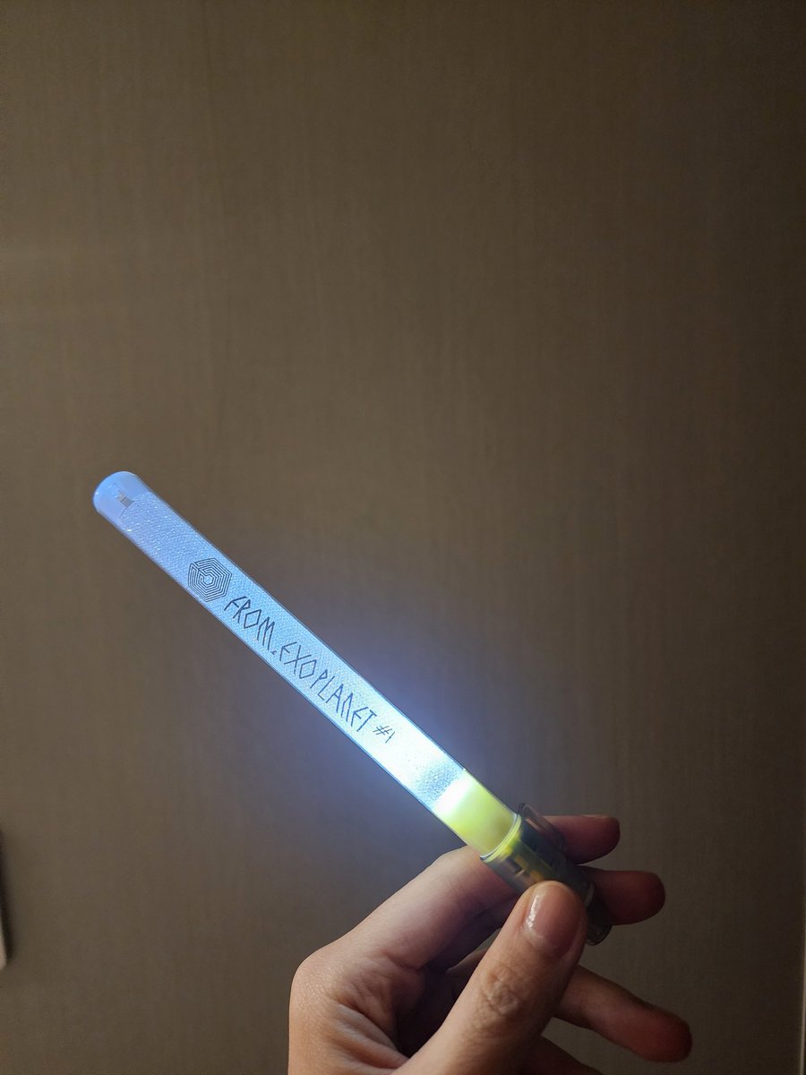 MIU_BOZ's tweet photo. 엑소 첫 번째 콘서트 10년전 야광봉인데
켜지는거 실화냐... https://t.co/WFeY4FVF4s