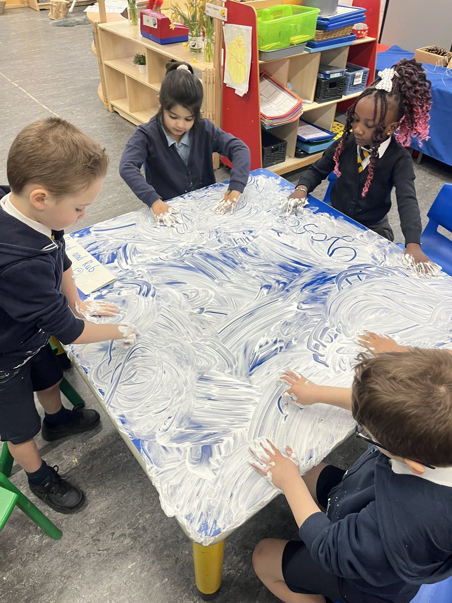 ibroxprimary's tweet image. Read and rub was a hit this morning 😀#SoftStart #Literacy #RWI #Greenwords #CVC #MessyPlay 🔡