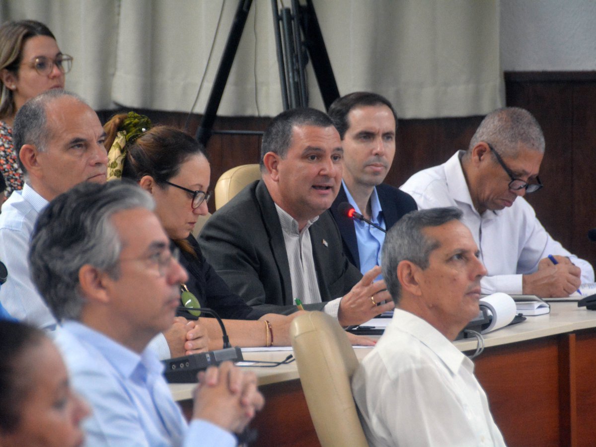 ✍️| Este sábado se realizó la reunión de balance del trabajo del @MINCOMCuba en el año 2023 y de las proyecciones para 2024. Encabezaron el debate, el presidente @DiazCanelB y el primer ministro @MMarreroCruz. Aquí tiene los detalles: 🔗| presidencia.gob.cu/es/noticias/la…