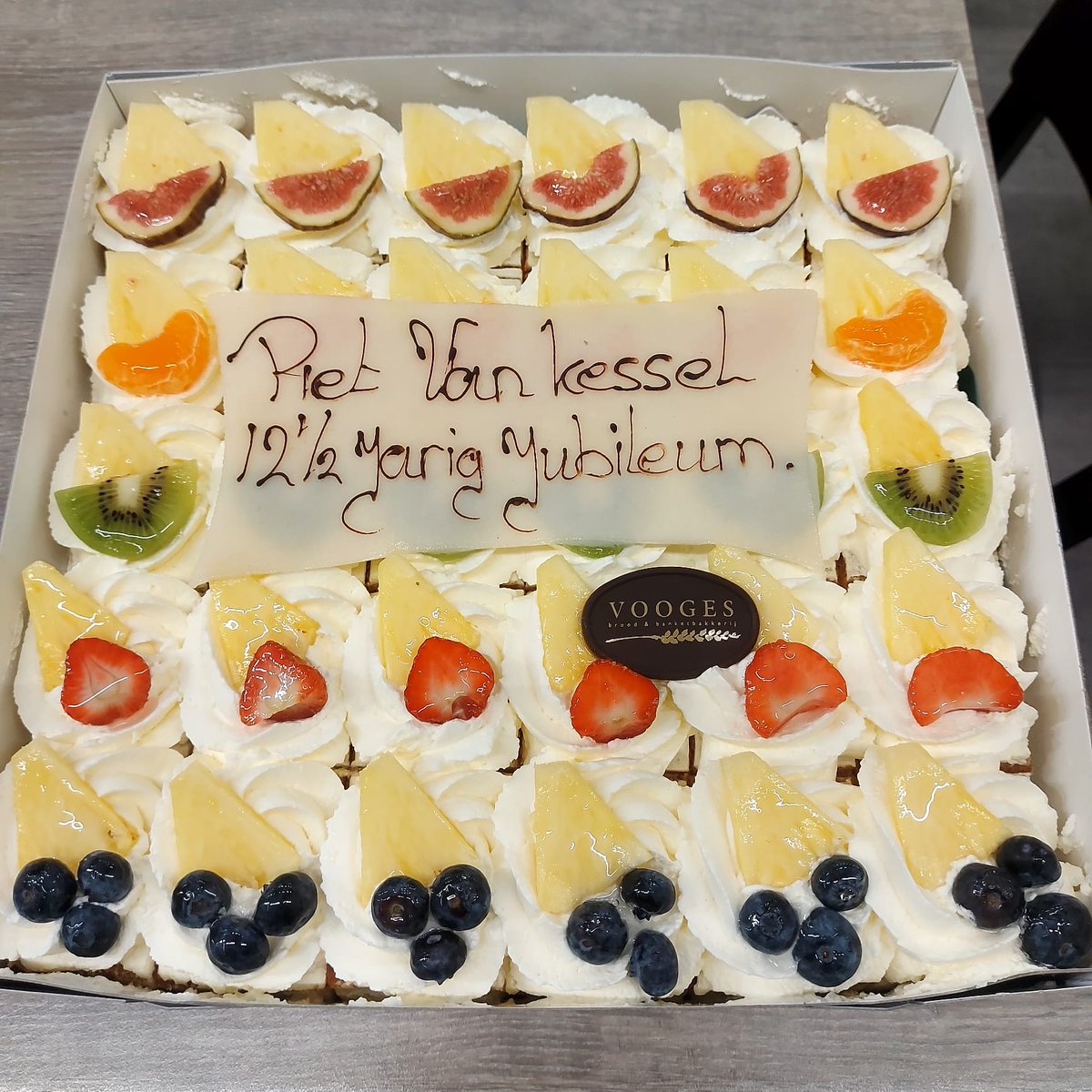 Hoera! Vandaag vieren we het 12,5 jarig werkjubileum van Piet van Kessel met een heerlijke taart. Gefeliciteerd Piet! #werkjubileum #gefeliciteerd #bedanktPiet #werkenbij #tuinbouwtechniek