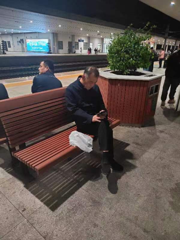 认识的大爷膝盖受伤了，不能下床，特地回去看他。他躺床上，盖着小被子看抖音，就伸手进去给他按大腿，按到那里，他没反应！就伸手进去，阿姨就在旁边坐着看手机，我也不敢太刻意，就几个地方来回按，最后他一点反应都没有，我一手尿骚味，刺激是刺激就是没反应意思！以前就喝茶吃饭，都不敢摸他😂