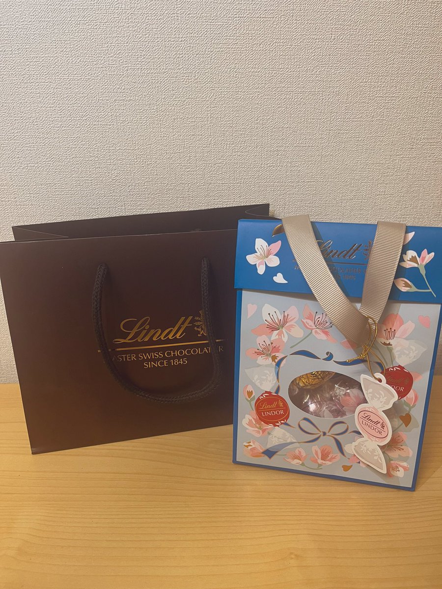 soske_Y's tweet photo. 昨日までの朗読劇の余韻に浸りながら地元の友人からもらったチョコ食べてます☺️

卒業式も近いし、学生生活の終わりが近づいてくる… https://t.co/zaL85X8D6I