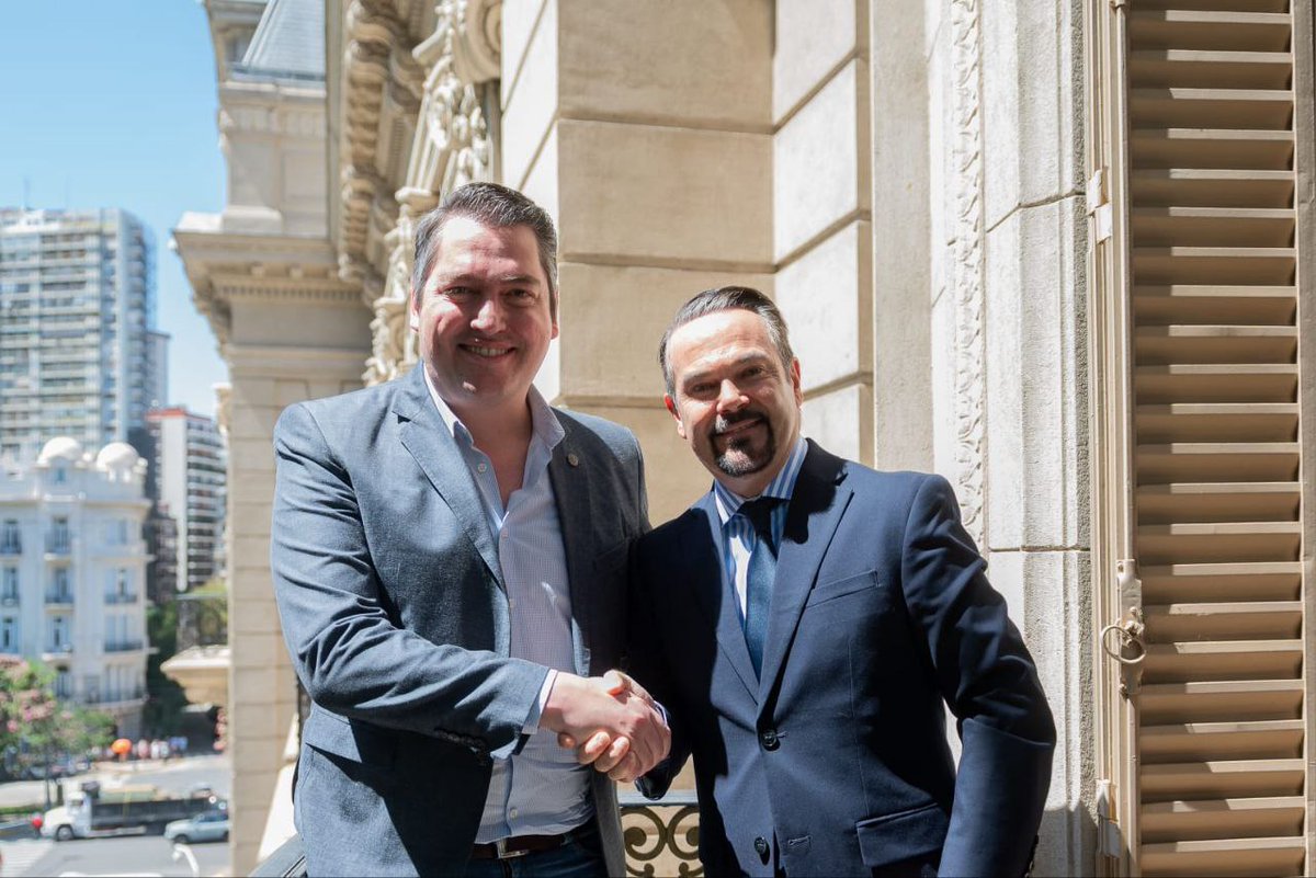 MartinPerezTDF's tweet photo. Río Grande y Francia: nuevos proyectos de cooperación bilateral.

Conocemos el potencial energético y la capacidad productiva de nuestra ciudad, y sabemos que las inversiones francesas son importantes para su desarrollo. 

Este encuentro con el Embajador de Francia en Argentina, Romain Nadal, nos confirma que tenemos una mirada común respecto a los desafíos y oportunidades de cara al futuro y por eso vamos a trabajar en nuevos proyectos de inversión y cooperación.

✔️ Lucha contra el cambio climático, gastronomía, turismo sustentable, desarrollo cultural y salud mental fueron parte de los temas que también tratamos en este encuentro.

Más info en ➡️ https://t.co/6BWmortlJ9

@NadalDiplo