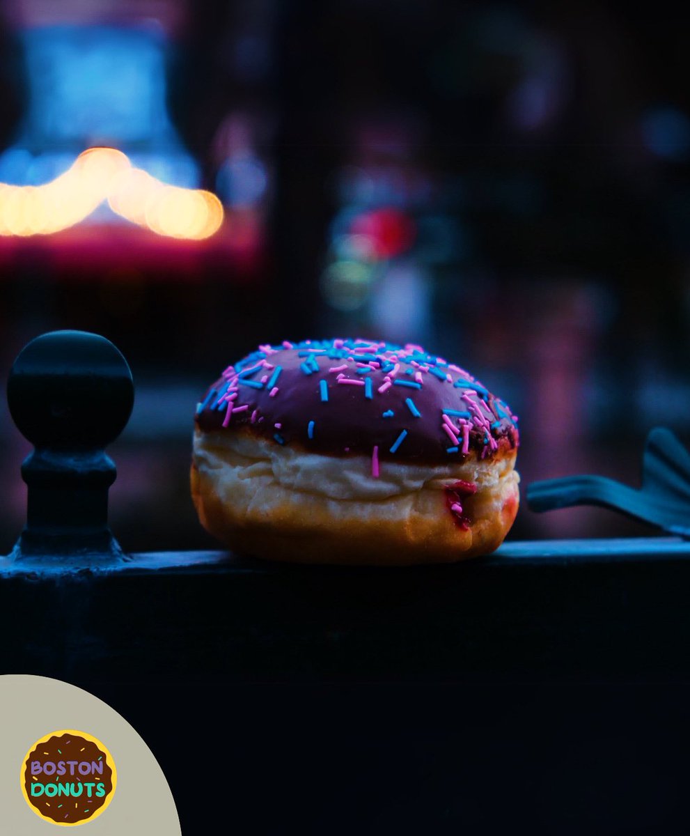 Söyle bakalım ben kimim? 😃👇🏻 
Haftasonuna dopdolu mutluluk katmak için mutlaka şubelerimize uğrayın 😃👇🏻
#donuts #doughnuts #kış #kışlezzetleri #gurme #benkimim #gurmelezzetler #donut #donutslove #günlüktaze #delicious #kahve #coffee #dopdolumutluluk #love #donutslove #instamood