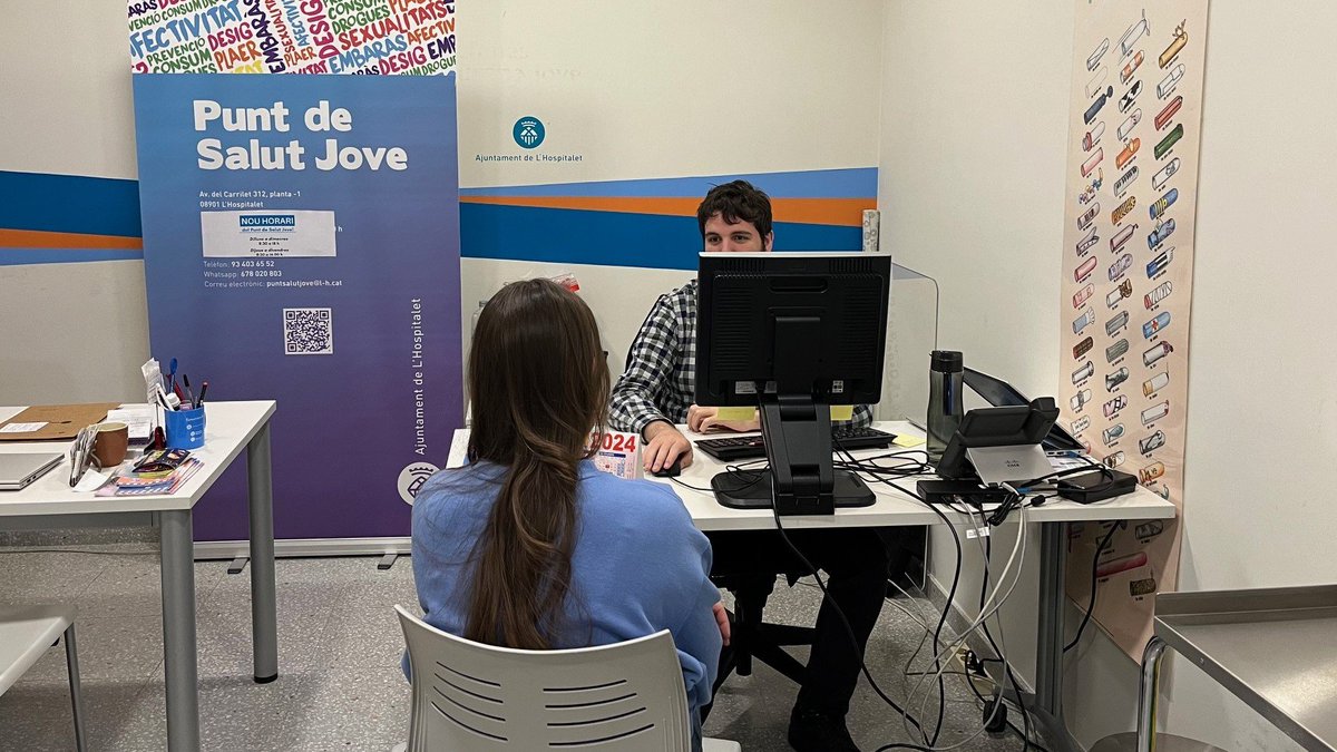 LHAjuntament's tweet photo. El Punt de Salut Jove (Espai Jove de Ca n'Arús) amplia l’horari.
➡️Els dl., dt. i dc., de 8.30 a 18h
➡️Els dj. i dv., de 8.30 a 14h
Ofereix atenció en els àmbits de l’afectivitat i la sexualitat, hàbits de consum de tòxics, alimentació saludable i salut general.
#LHSalut https://t.co/EPqGVk9KBz