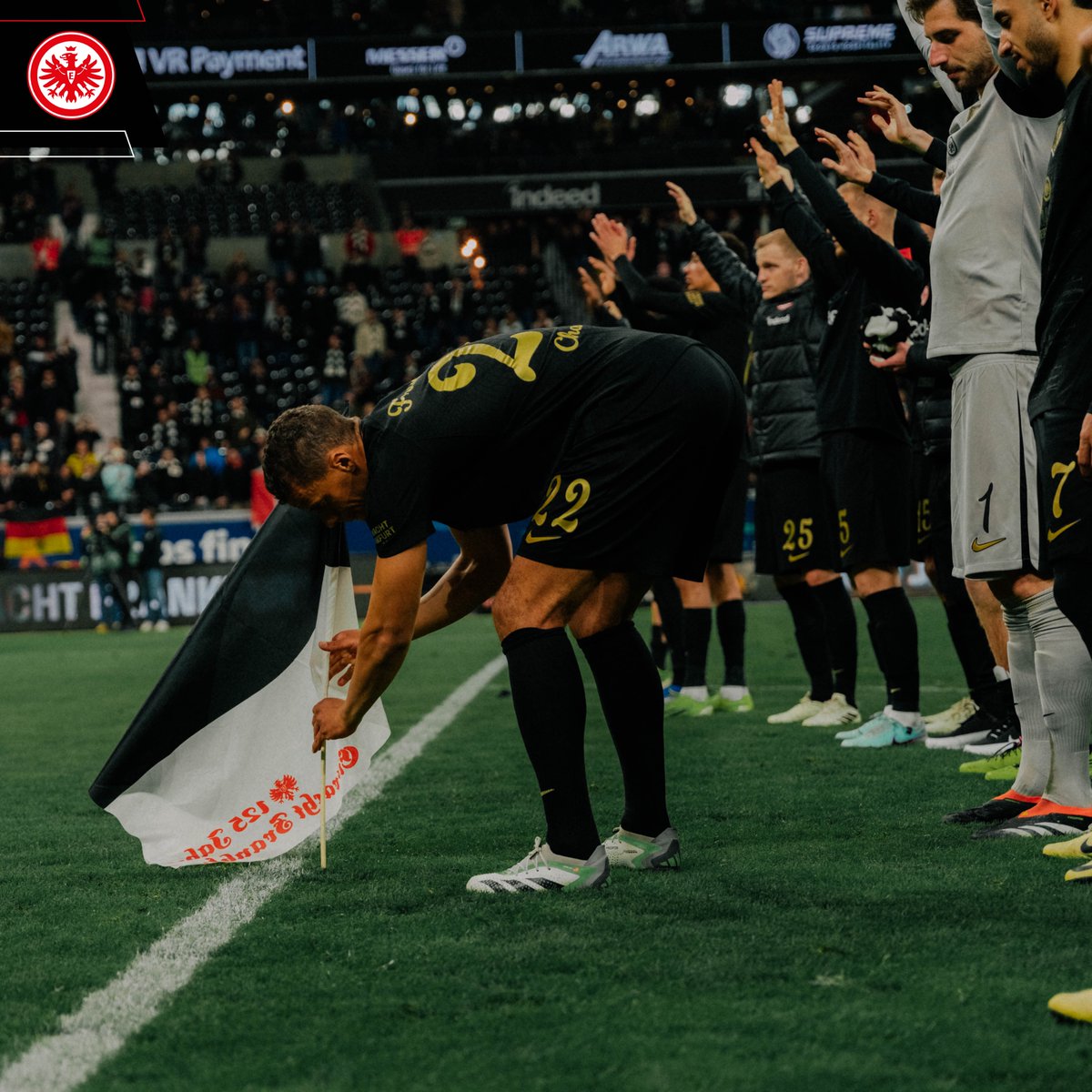 Eintracht's tweet photo. 🥳🚩 
Essenzielles Party-Accessoire organisiert by Timmy - wem auch sonst?! 😁
#SGE | #SGETSG https://t.co/FpmF4fZ3f2