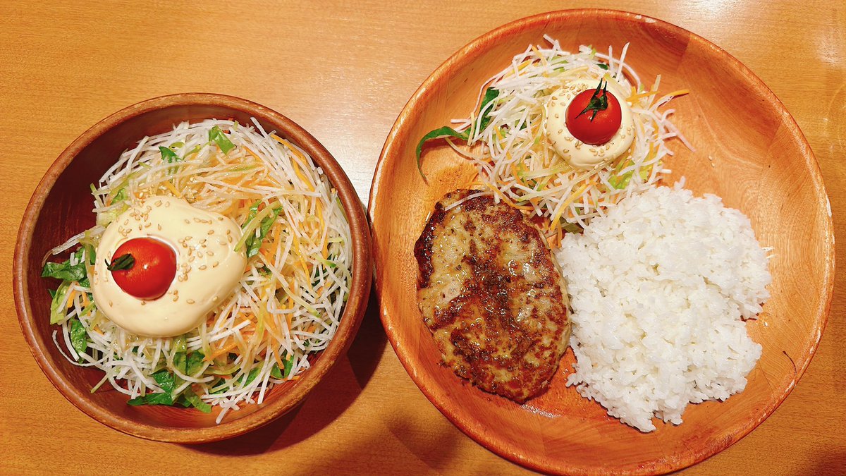 今日はリベンジをしにびっくりドンキーへ😊 初めてディッシュサラダのL