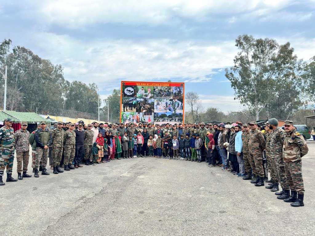 𝐄𝐦𝐩𝐚𝐭𝐡𝐞𝐭𝐢𝐜 𝐂𝐨𝐧𝐧𝐞𝐜𝐭𝐢𝐨𝐧𝐬 #CrossedSwordsDivision in concert with J&K Civil administration organised an outreach programme for Bakarwal community of #Sunderbani to positively engage the nomadic tribesmen and their families. Interactive redressal of grievances