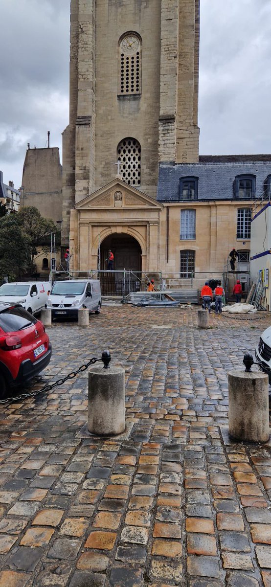 Le porche et la façade de l’église Saint Germain des Prés se dévoilent pour les fêtes de Pâques! #BudgetParticipatif #ConseildeQuartierStGermaindesPrés