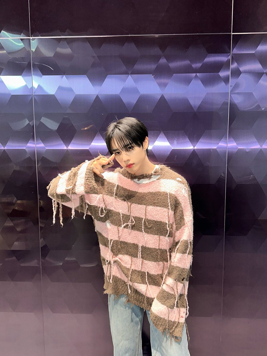 IST_THEBOYZ's tweet photo. [📸] 더보이즈 선우 아이돌 라디오 DJ 완료🦝 존재 자체만으로 걱정 고민 사라지게 하는 더비만의 아기 딸기 초콜릿 떤디🍫 사랑둥이 떤디와 월요일을 행복하게 마무리해 봐요🩷

#THEBOYZ #더보이즈 https://t.co/L0UHAfHDcm