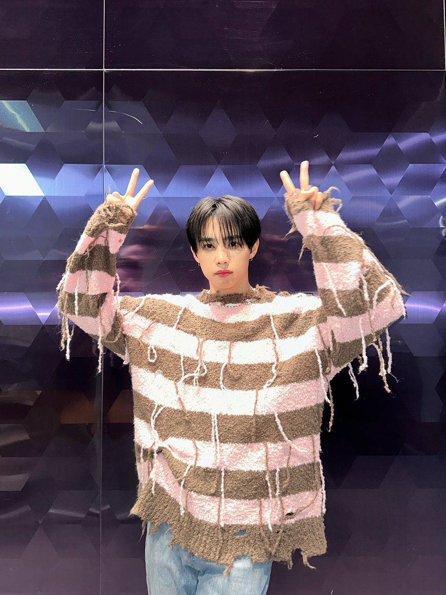 IST_THEBOYZ's tweet photo. [📸] 더보이즈 선우 아이돌 라디오 DJ 완료🦝 존재 자체만으로 걱정 고민 사라지게 하는 더비만의 아기 딸기 초콜릿 떤디🍫 사랑둥이 떤디와 월요일을 행복하게 마무리해 봐요🩷

#THEBOYZ #더보이즈 https://t.co/L0UHAfHDcm