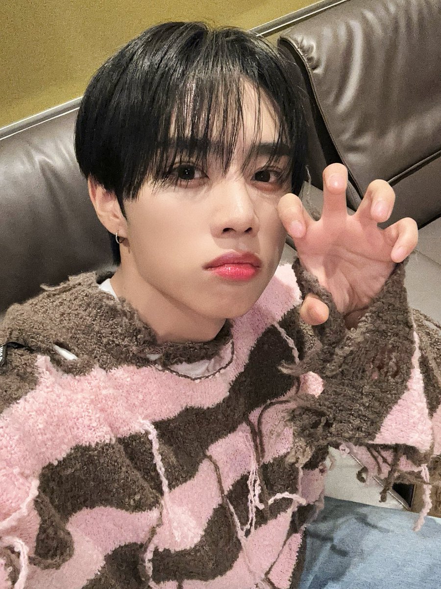 IST_THEBOYZ's tweet photo. [📸] 더보이즈 선우 아이돌 라디오 DJ 완료🦝 존재 자체만으로 걱정 고민 사라지게 하는 더비만의 아기 딸기 초콜릿 떤디🍫 사랑둥이 떤디와 월요일을 행복하게 마무리해 봐요🩷

#THEBOYZ #더보이즈 https://t.co/L0UHAfHDcm