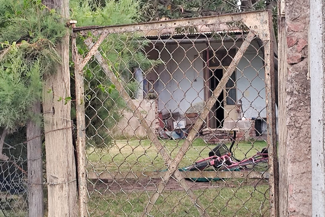 multipringles's tweet image. ASESINAN A UN HOMBRE EN LA CIUDAD

La víctima fue hallada sin vida, en la mañana del domingo, presentando una importante herida en su cabeza. Fue identificado como Enrique Santellan y tenía 65 años. 

Nota: eldiariodepringles.com.ar/policiales/202…