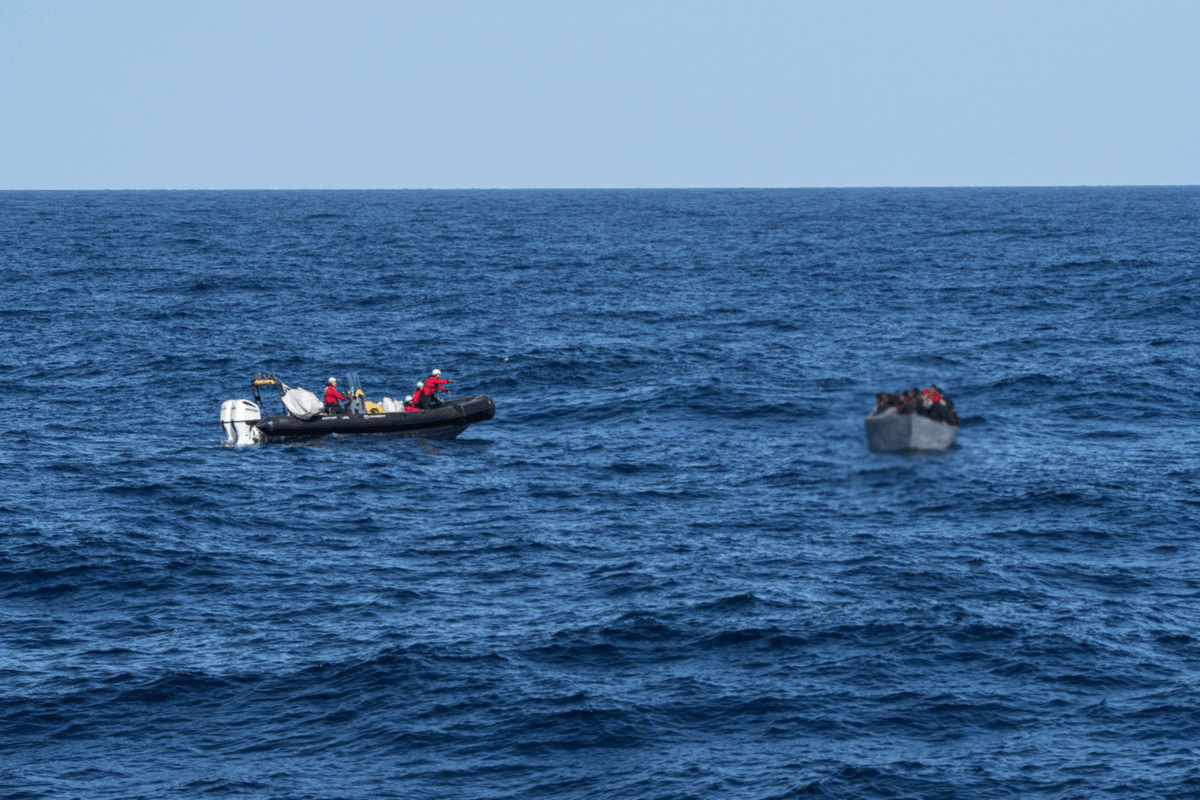 #LifeSupport 52 persone soccorse stamattina in acque internazionali in zona SAR libica. Viaggiavano su una barca in legno partita da Zwara, #Libia, nella notte. La segnalazione è arrivata da <a href="/alarm_phone/">@alarmphone</a> #Med
Il racconto del salvataggio: shorturl.at/gEHT7
