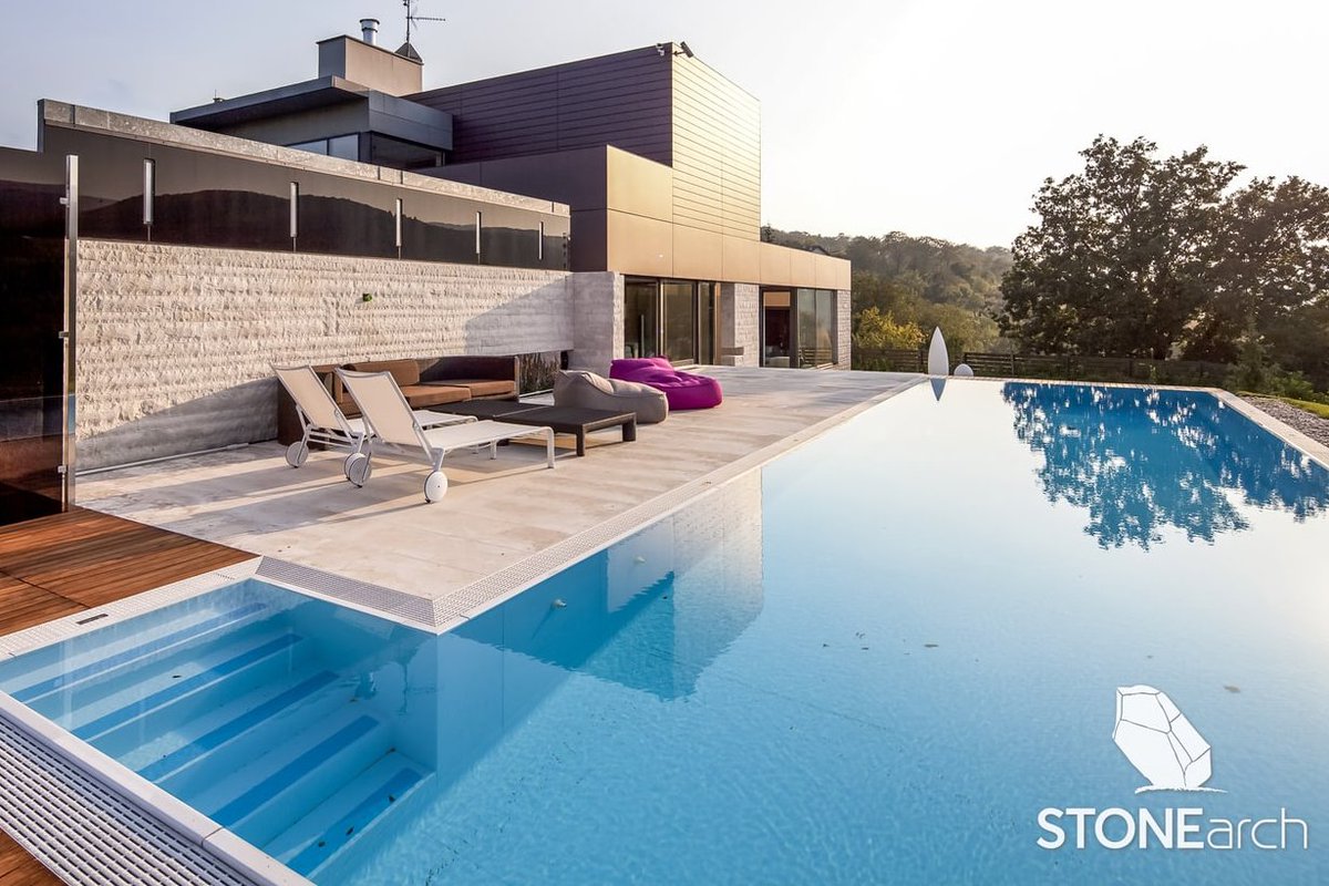 Moderno Beige #limestone boasts a contemporary blend of cream and beige, making it the perfect choice for #modernlandscape and buildings. #stonearchca #naturalstone #pooldesign