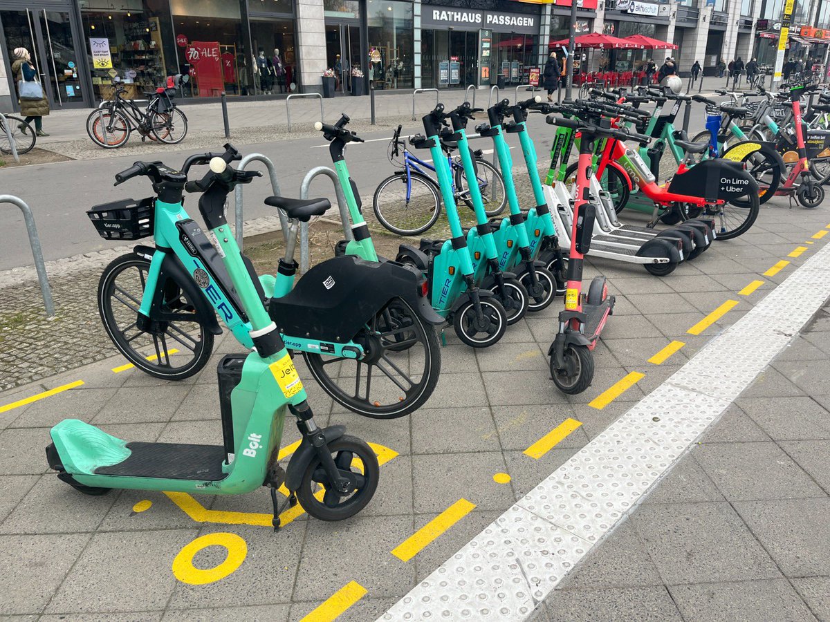 Mit der neuen #Sharing-Zone in Berlin-#Mitte bringen wir gemeinsam Ordnung ins Chaos, weil #EScooter &amp; co. dann nur noch an den #Jelbi-Punkten abgestellt werden dürfen. Damit schützen wir die Schwächsten im Verkehr: Menschen zu Fuß!
#Fußverkehr #Verkehrssicherheit