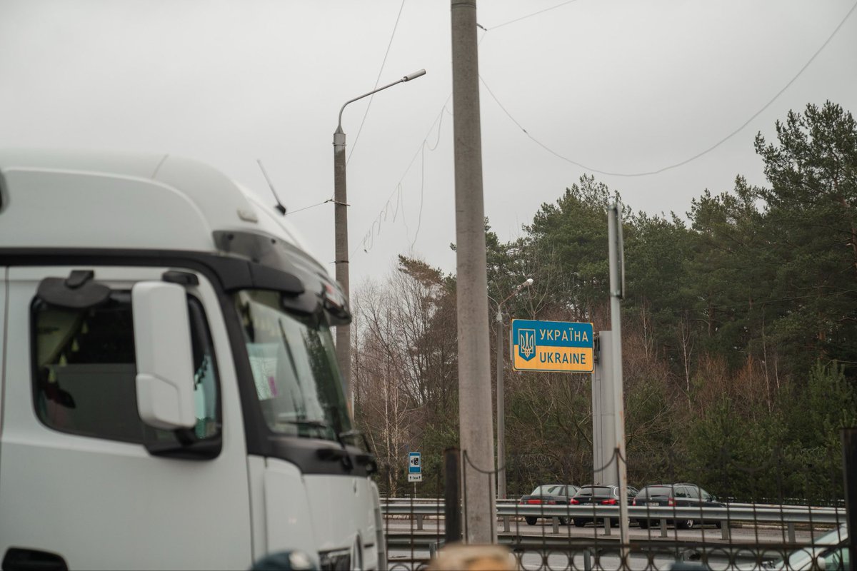 There is unpleasant news from the blocked Polish border. Protesters and police are stopping buses going to and from Poland. Passengers are being held without any explanation. We emphasize that these actions are unacceptable in relation to Ukrainian citizens. During the war in…