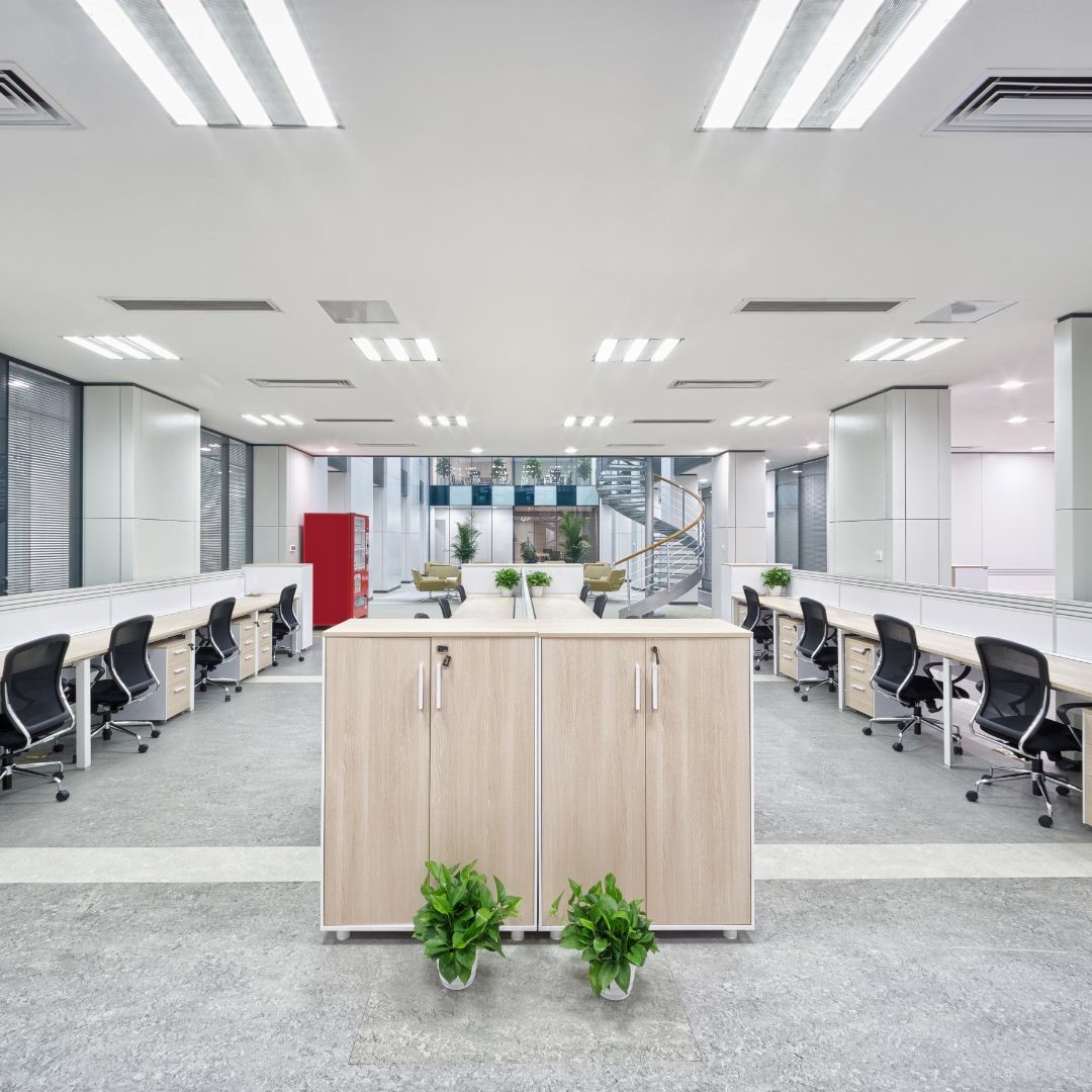 Did you know that office structure and setting can greatly impact productivity? Yes! You read that right.
From the layout of office furniture and equipment to your office's overall vibes, these factors can affect workplace productivity levels. beatties.com/office-furnitu…
