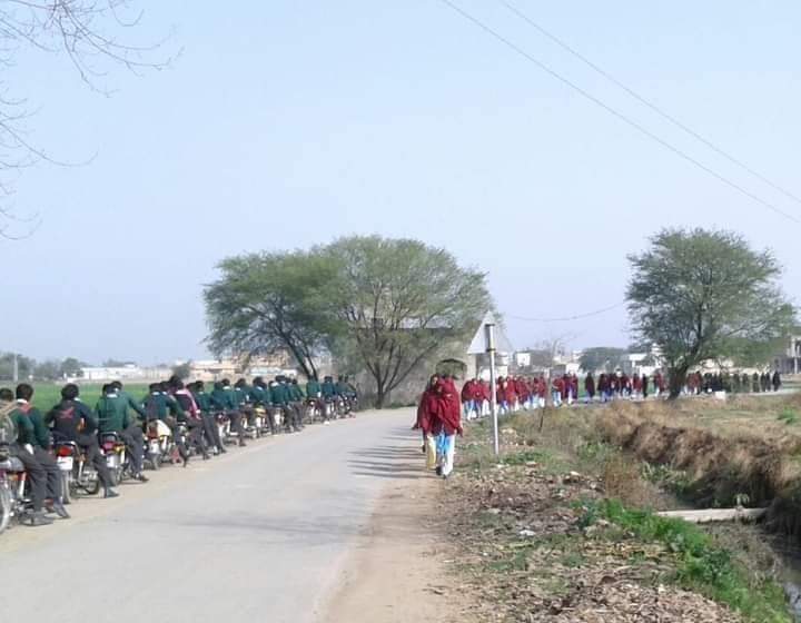 مجھے نہیں معلوم یہ کہاں کی تصویر ہے۔ لیکن ماں بہن بیٹی کا ایسا احترام سکھانے والے استاد والدین اور درسگاہ کو لاکھوں سلام۔