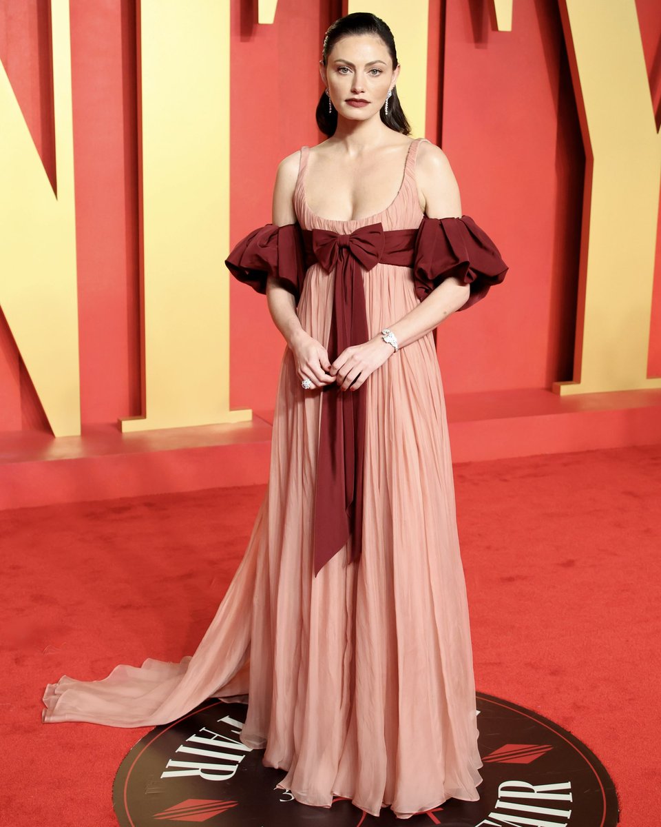 @phoebejtonkin was a vision in the #odlrfall2024 rouge gown with velvet burgundy bow for the #VanityFairOscarParty. #odlrredcarpet

Styled by @emmajademorrison