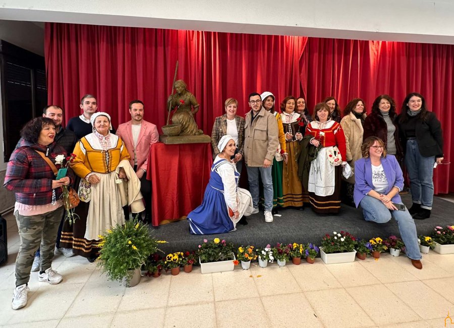 DiputacionCR's tweet photo. 👉@SoniaGonzalezMt muestra el apoyo de la Diputación a las tradiciones y a la igualdad en #Albaladejo, asistiendo al acto por el #DiaInternacionalDeLaMujer en el que se ha homenajeado a las albaladejeñas del siglo XVI que recolectaban la aceituna https://t.co/OE569kqirt
