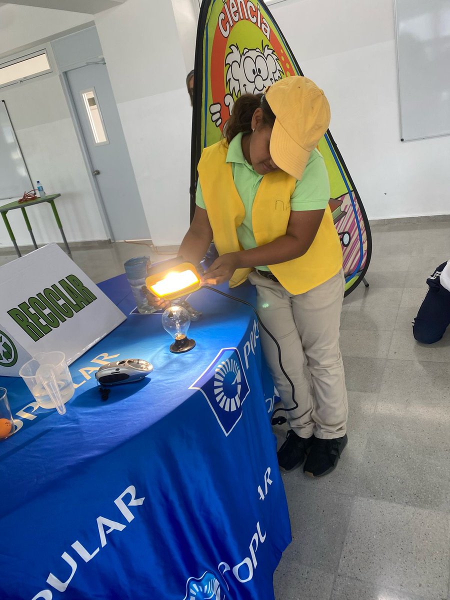 Buenos días desde Santiago! Hoy estamos tempranito en el Colegio Intelecto, gracias a los amigos del Banco Popular, una empresa ecoeficiente que practica las 3 R’s: reducir, reusar y reciclar.