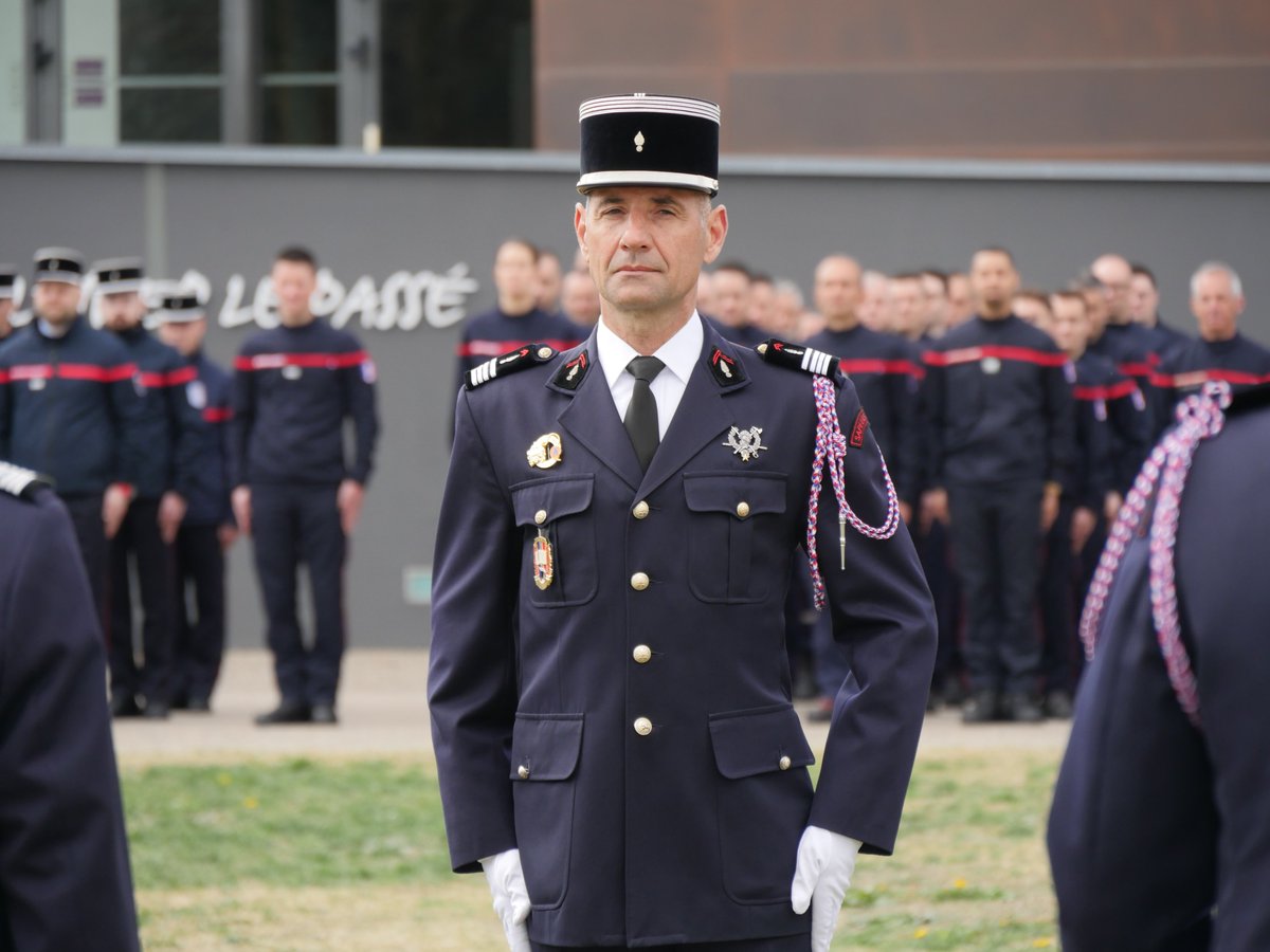 ENSOSP's tweet photo. Cérémonie des couleurs particulière avec l'adieu au service pour le commandant 𝐆𝐚𝐞𝐭𝐚𝐧 𝐑𝐨𝐭𝐡, responsable du plateau technique de @Vitrolles_13, après 4⃣3⃣ ans d'activité à la brigade des @PompiersParis, au @sdis91 et au @SDIS43 avant de rejoindre l'Ensosp. 🫡🇫🇷 https://t.co/mxslm6GY44