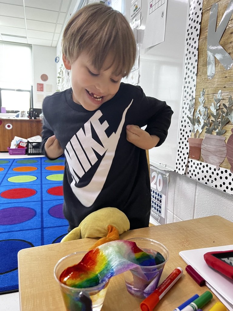 CrosbyElemD50's tweet photo. This week, Ms. Serrano’s STARS crew had a very colorful week! From fine motor fruit loop rainbow projects, to rainbow experiments! Students were able to identify all colors and see and how fast or slow their rainbow grew! 🌈⭐️ #CrosBees https://t.co/R951iY10lT
