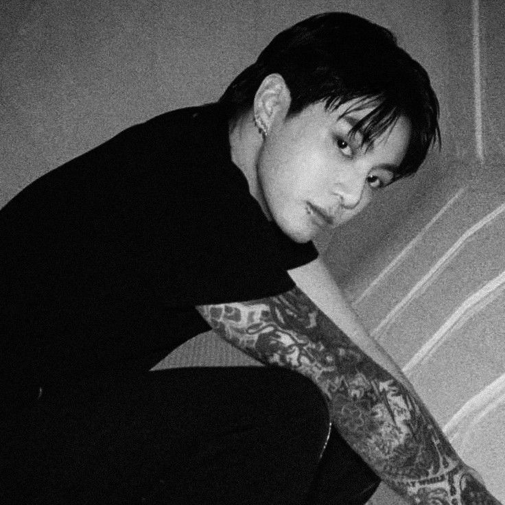 RIVALAUTUMNS's tweet photo. taekook short au — permanent 

casually search a place for his dream new tattoo. berakhir jungkook obses dengan pemilik tempat tsb. segala sisi dari taehyung yang rupawan menjadi pemicu hausnya jungkook untuk satu ciuman. 

satu ciuman lalu tenggelam ke setiap sentuhan yg intim. https://t.co/irlVGdVocK