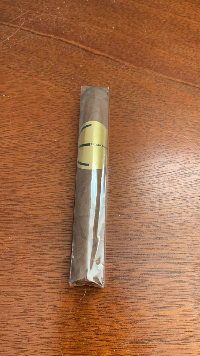 Rgallant87's tweet photo. Today’s cigar for review will be on this Escobar Natural Robusto. It’s a Nicaraguan cigar. Approximately 14CAD. 5x50. #cigar #Monday #relaxing #smoke #Nicaragua #lifestyle #luxury #ladies #gentlemen #Robusto #enjoy https://t.co/01WmhtHIlY